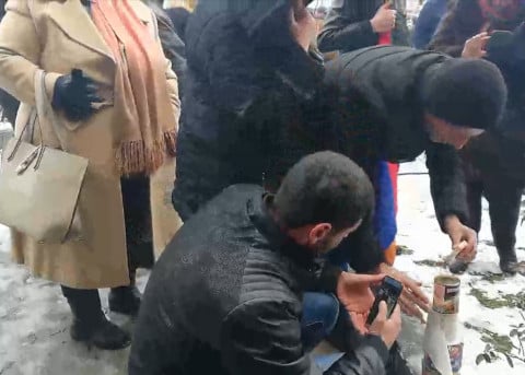 Զուգարանի թուղթ, տուշոնկա Վերաքննիչի մոտ․ ցուցարարները պահանջում են կալանավորել Մանվել Գրիգորյանին