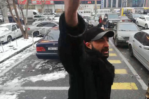 «Արյունս խմեցիք, թողնում եմ գնամ էս երկրից». դատարանի բակում ամբաստանյալը հունից դուրս եկավ