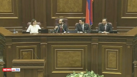 56 հարց՝ Կառավարությանը․ պատգամավորները չկարողացան զսպել ծիծաղը