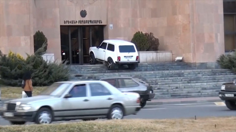 «Նիվան»՝ Երեւանի քաղաքապետարանի աստիճաններին