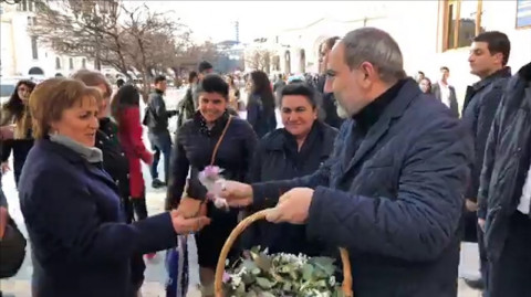 Փաշինյանը Հանրապետության հրապարակում ծաղիկներ նվիրեց կին անցորդներին