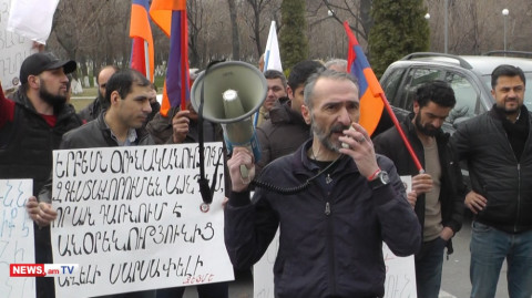 Շնորհավոր Սմբատ ջան. «Սասնա ծռերի» աջակիցների ակցիան դատարանի բակում