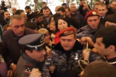 Ցուցարարները կանգնել էին հոսանքի լարի վրա՝ ապամոնտաժում թույլ չտալու համար