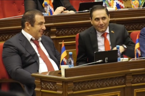 ԲՀԿ-ականների ֆլեշմոբը Ազգային ժողովում՝ Արցախի դրոշներով