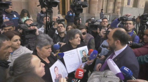 «Փաշինյանին փոխանցեք՝ գլխավոր դատախազին պիտի ռադ անի». սեւազգեստ մայրերը՝ Արայիկ Հարությունյանին