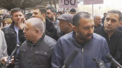 Վարչապետը մեր նման տղա չի՞, թող իջնի. ցուցարարներ