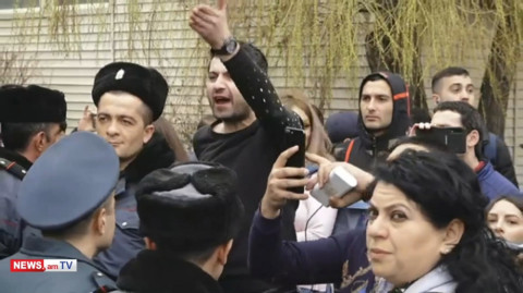 Կա՞յֆ եք ստանում, այ մուսռներ. Օպերայի սրճարանները քանդում են