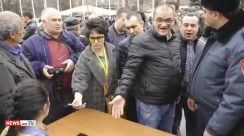 Ցիրկ ա, կապիկություն ա. ցուցարարները՝ «աշխատանքի տեղավորող» աղջկան