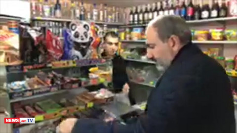 Փաշինյանը քաղցրավենիք գնեց գյուղի խանութից