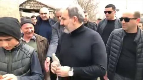Ինչի՞ էս աղբը չեք վերցնում․ Փաշինյանն անձամբ գետնից վերցրեց շիշը