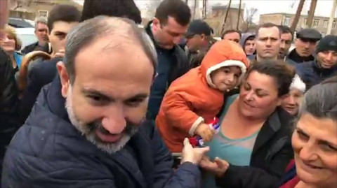 Փաշինյանը կոնֆետներ բաժանեց Սիս գյուղի երեխաներին