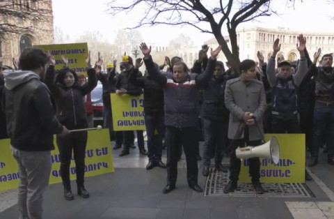 Ցուցարարների կազմակերպված դըմփ-դըմփ-հու-ն կառավարության առջև