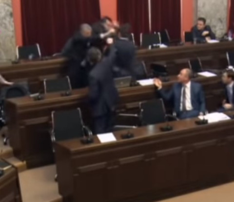 Ծեծկռտուք Վրաստանի խորհրդարանում