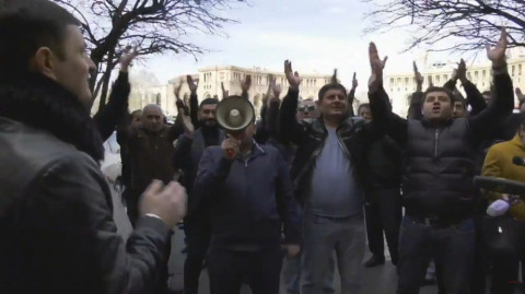«Դըմփ-դըմփ-հու» Կառավարության մոտ․ ցուցարարները պահանջում են հանդիպում Փաշինյանի հետ