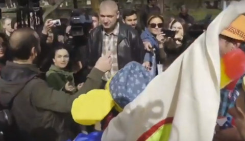 «Եկել ենք՝ ձեզ օգնենք»․ ծաղրածուները՝ Արարատ Միրզոյանին
