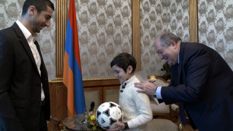 Արմեն Սարգսյանի մոտ հանդիպել են Հենրիխ Մխիթարյանն ու նրա գյումրեցի երկրպագուն