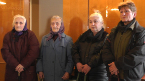 «Սաղ չռում ա»․ Արցախի փողոցի հանրակացարանում ապրողները Կառավարության մոտ էին