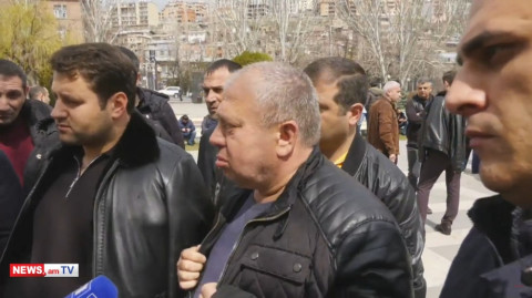 Հիմա եկել ա մեր իշխանությունն ու ըսենց անմարդկային նախագիծ են բերել. ցուցարարներն ԱԺ-ի մոտ էին