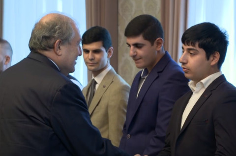 Եվ սրտով, և մտքով. Արմեն Սարգսյանն ընդունել է ապրիլյան պատերազմի մասնակիցներին