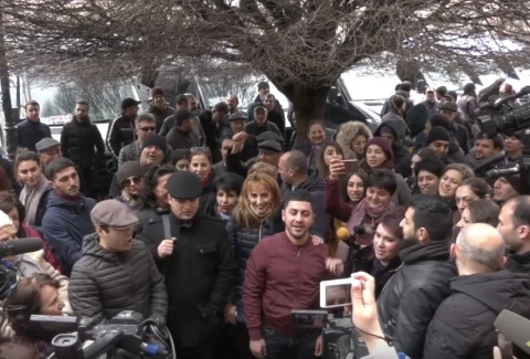 Օպերայի արտիստներն ի նշան բողոքի երգեցին կառավարության առջև