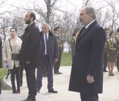 Իշխող վերնախավը Եռաբլուրում հարգանքի տուրք մատուցեց ապրիլյանի զոհերի հիշատակին