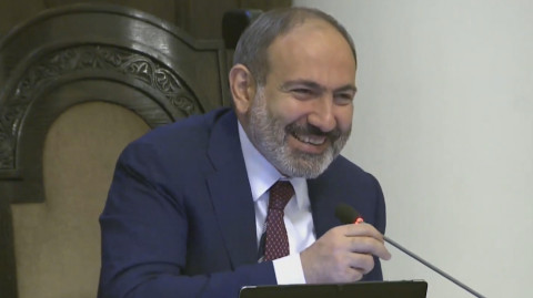 Շատ դժվար է կատարյալ նախադասություններ ձեւակերպել․ Փաշինյանը կատակեց