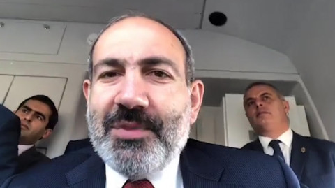Փաշինյանը լայվ է մտել Երեւան–Գյումրի արագընթաց գնացքից