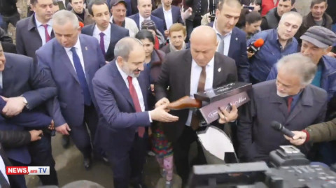 «Ես բայց 42 համար եմ հագնում». Փաշինյանին կոշիկ նվիրեցին Գյումրիում