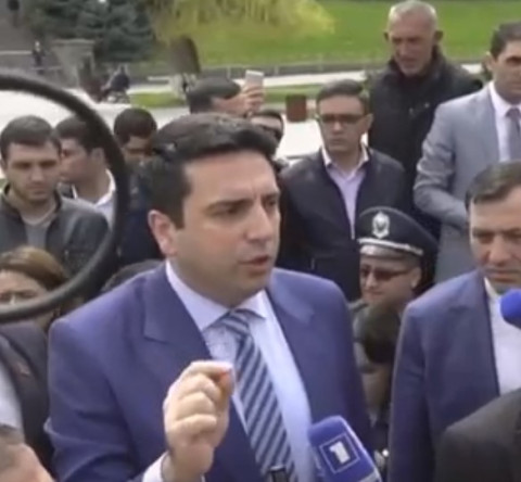 Ալեն Սիմոնյանը փաստաթուղթ ցույց տվեց, որ Նաիրա Զոհրաբյանն է հրավիրել տրանսգենդերին