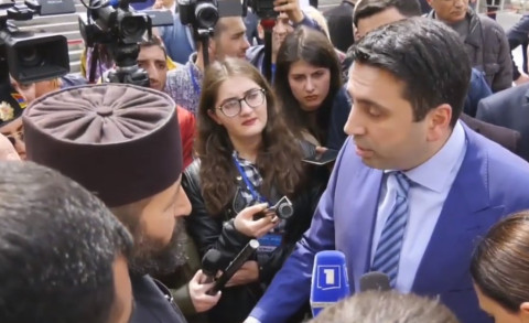 Դուք հոգևոր հայր եք, ժողովրդի անունից մի խոսացեք. Ալեն Սիմոնյանը մատ թափ տվեց քահանայի վրա