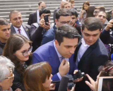 Դու ու քո շրջապատը աղանդավոր եք. ցուցարարը՝ Ալեն Սիմոնյանին