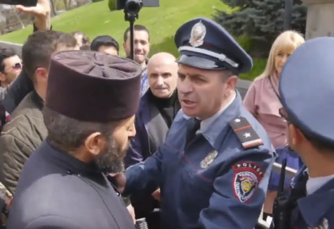 Ավտոմատը թող պահեին ԼԳԲՏ-ի վրա, ոչ թե մեր. քահանան՝ ոստիկաններին