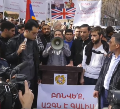 Ազգային ժողովն այլևս ախոռ է. ցուցարարներն իրենց ամբիոնով էին գնացել ԱԺ