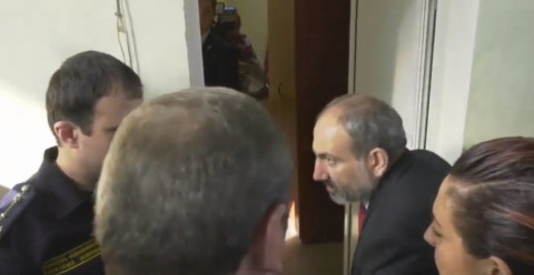 Դիմումդ կգրես ու կգնաս, լսեցի՞ր. Փաշինյանը հունից դուրս եկավ