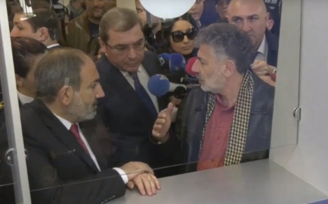 Հլը պիտի վճարեք. Փաշինյանը քաղաքացու հետ մեքենա մաքսազերծեց