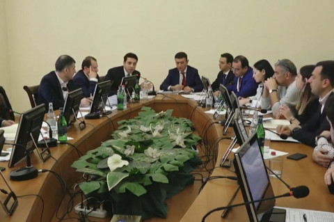 Գեւորիկն էդ հարցը հայաթում իր հարեւան Էդոյի հետ ա լուծում. Ալեն Սիմոնյանը՝ խաղադրույքների մասին