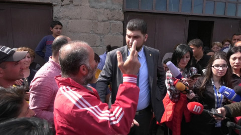 Գյուղապետն ասում ա՝ բոլորիդ շատ սիրում ա. Սանասարյանը՝ զարթոնքցիներին