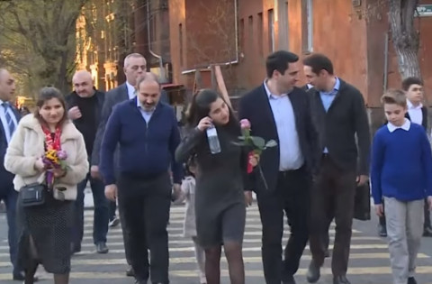 Փաշինյանը դուստրերի հետ թատրոն է այցելել
