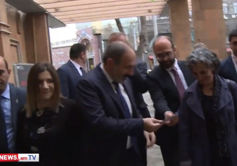 Փաշինյանը դստեր հետ թատրոն է այցելել