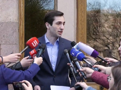 «Լույս» խմբակցությունը՝ Երեւանում աղբի մասին. նրանք կառավարության դիմաց են