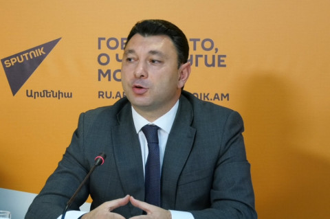 Մտնում ա Փաշինյանը, գալիս ա Ալիևը, սաղ ազգը սպասում ա Բակո Սահակյանին. Շարմազանով