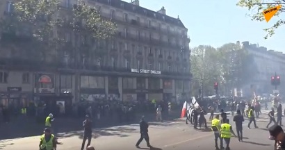 In Paris «yellow vests» set fire to cars, police fire tear gas
