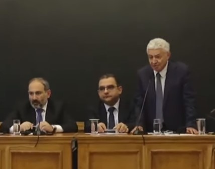 Դեկանը Փաշինյանին խոստովանեց՝ իրենց շրջանավարտները չեն բավարարում պահանջները