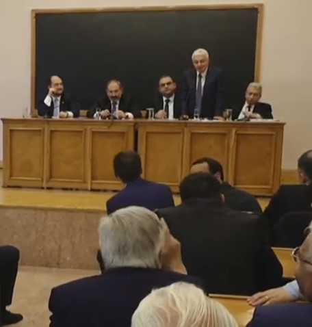 Գիծ մտնել պետք չի. դեկանը նկատողություն արեց դասախոսին