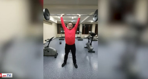 Գևորգ Պետրոսյանը բարձրացնում է 62 կգ կշռող ծանրաձողը