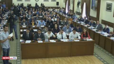 «Ոչ մեկը տեղից չխոսա». թեժ բանավեճ Հայկ Մարությանի եւ ավագանու անդամների միջեւ