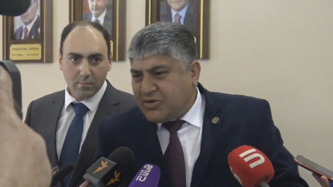 «Յանըմ ինչի՞ երկար նայեց». ավագանու ԲՀԿ–ական անդամը դուրս է հրավիրել «Իմ քայլի» անդամին