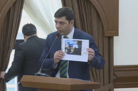 «Իմ քայլի» անդամը նիստին ցույց տվեց «Լույսի» անդամների զինված նկարը
