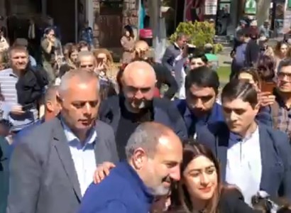 Նիկոլ Փաշինյանը շրջում է Երեւանի կենտրոնում