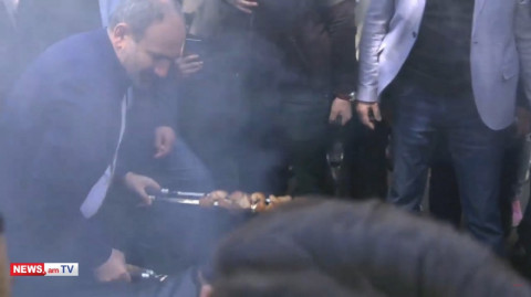 Փաշինյանը խորոված է անում Մաշտոցի պուրակում
